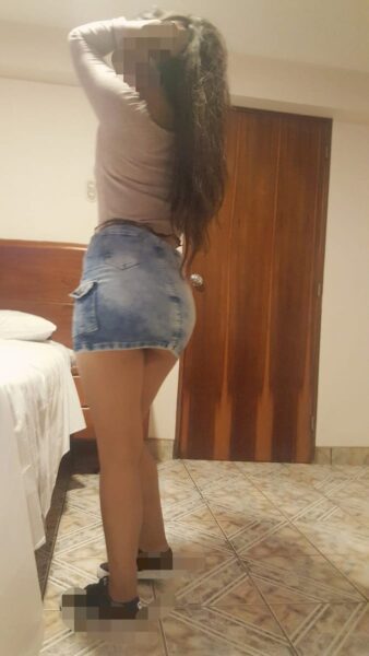 hermosa peruana de una figura de infarto dispuesta hacerte un rico oral profundo