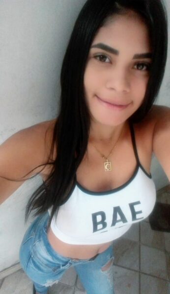 ME LLAMO FRANCELIS TENGO VEINTE ANOS SOY DE VENEZUELA Y NECESITO AYUDA A CAMBIO PODEMOS ESTAR JUNTOS