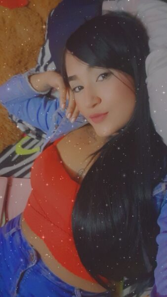 Abril joven venezolana con una hermosa figura complaciente