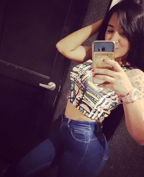 Abril joven venezolana con una hermosa figura complaciente