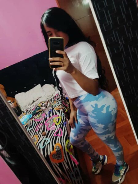 Abril joven venezolana con una hermosa figura complaciente