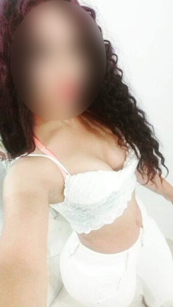 COLOCHITA APRIETO RICO ME MOJO CON FACILIDAD ME GUSTAN LOS HOMBRES EXIGENTES