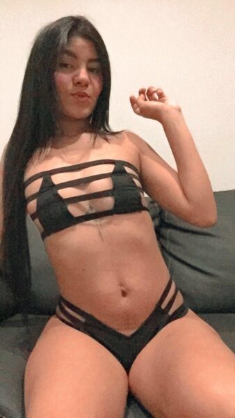 Hola mi amor soy una linda venezolana de piel morena jovencit