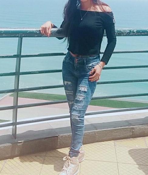 sara hermosa de cuerpo delgado y piel clarita