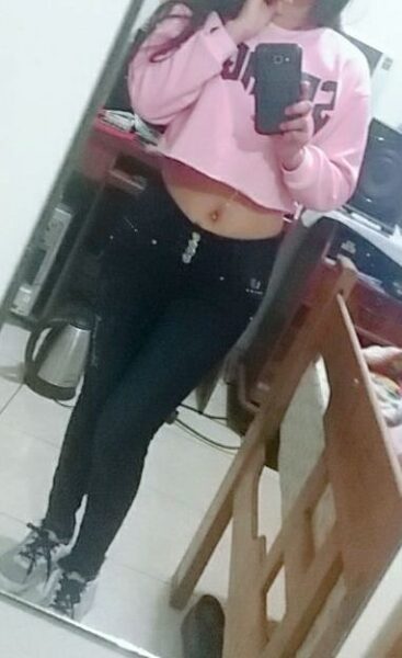 sara hermosa de cuerpo delgado y piel clarita