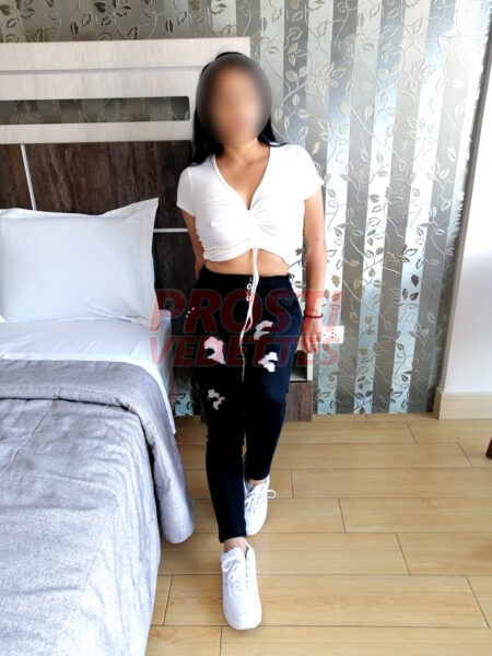 Rocio escort debutante de buenas piernas y cola firme